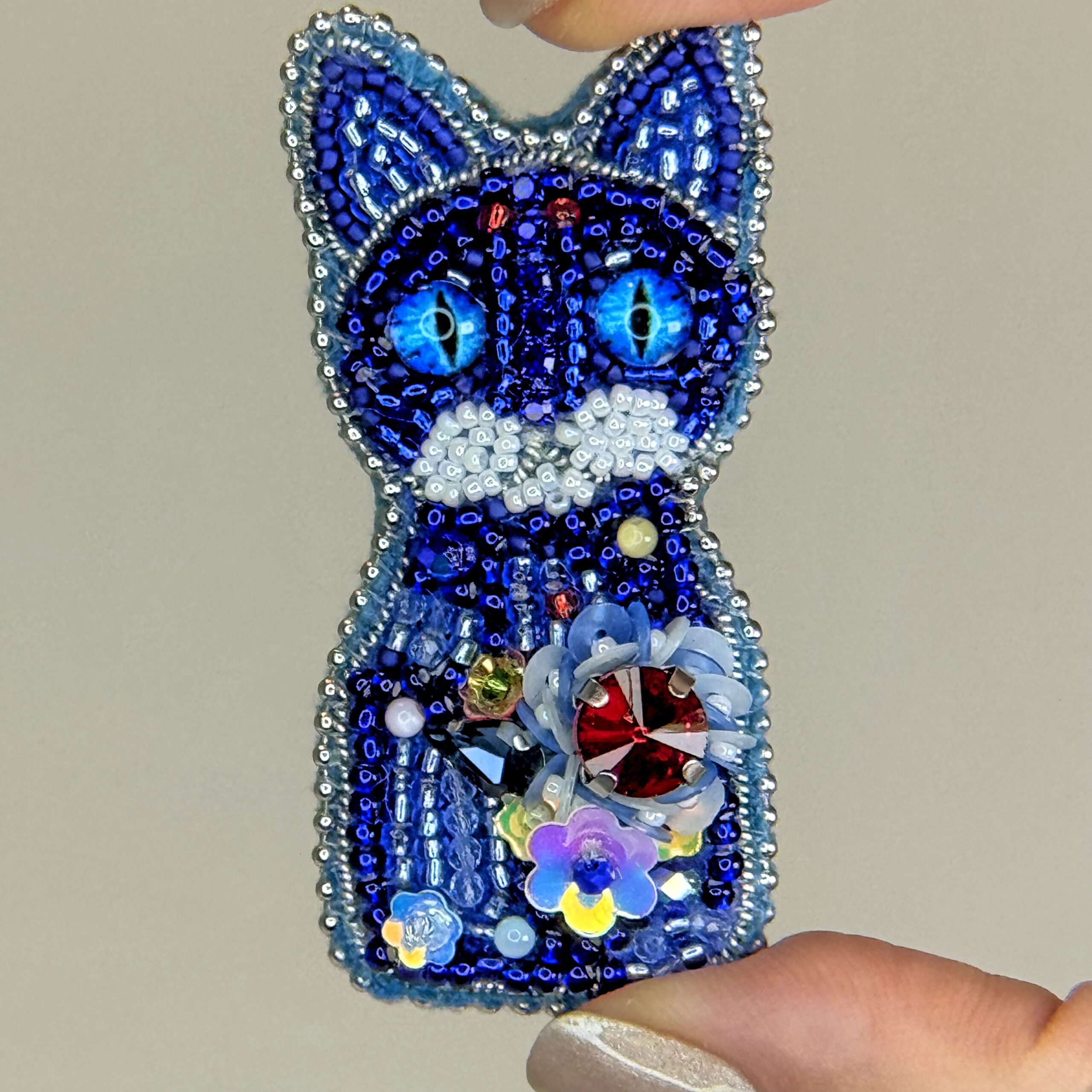 Brooch cat, Handmade Blue Cat Brooch, Beaded Cat Brooch, Hand Embroidered Animal Jewelry, Gift for Cat Lovers, Embroidered Brooch cat, Whimsical Cat Brooch, Sparkling Blue Brooch — view 6