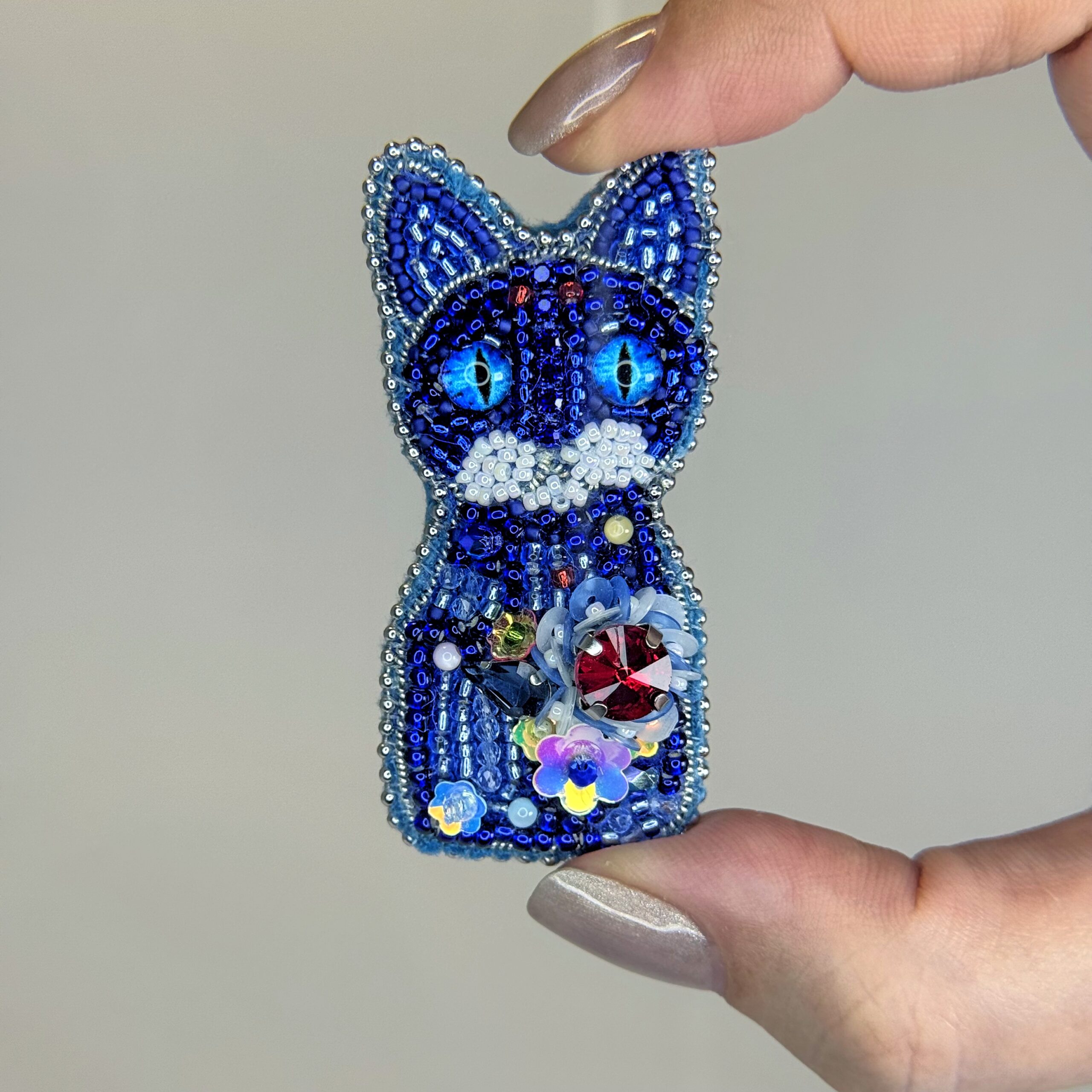Brooch cat, Handmade Blue Cat Brooch, Beaded Cat Brooch, Hand Embroidered Animal Jewelry, Gift for Cat Lovers, Embroidered Brooch cat, Whimsical Cat Brooch, Sparkling Blue Brooch — view 7