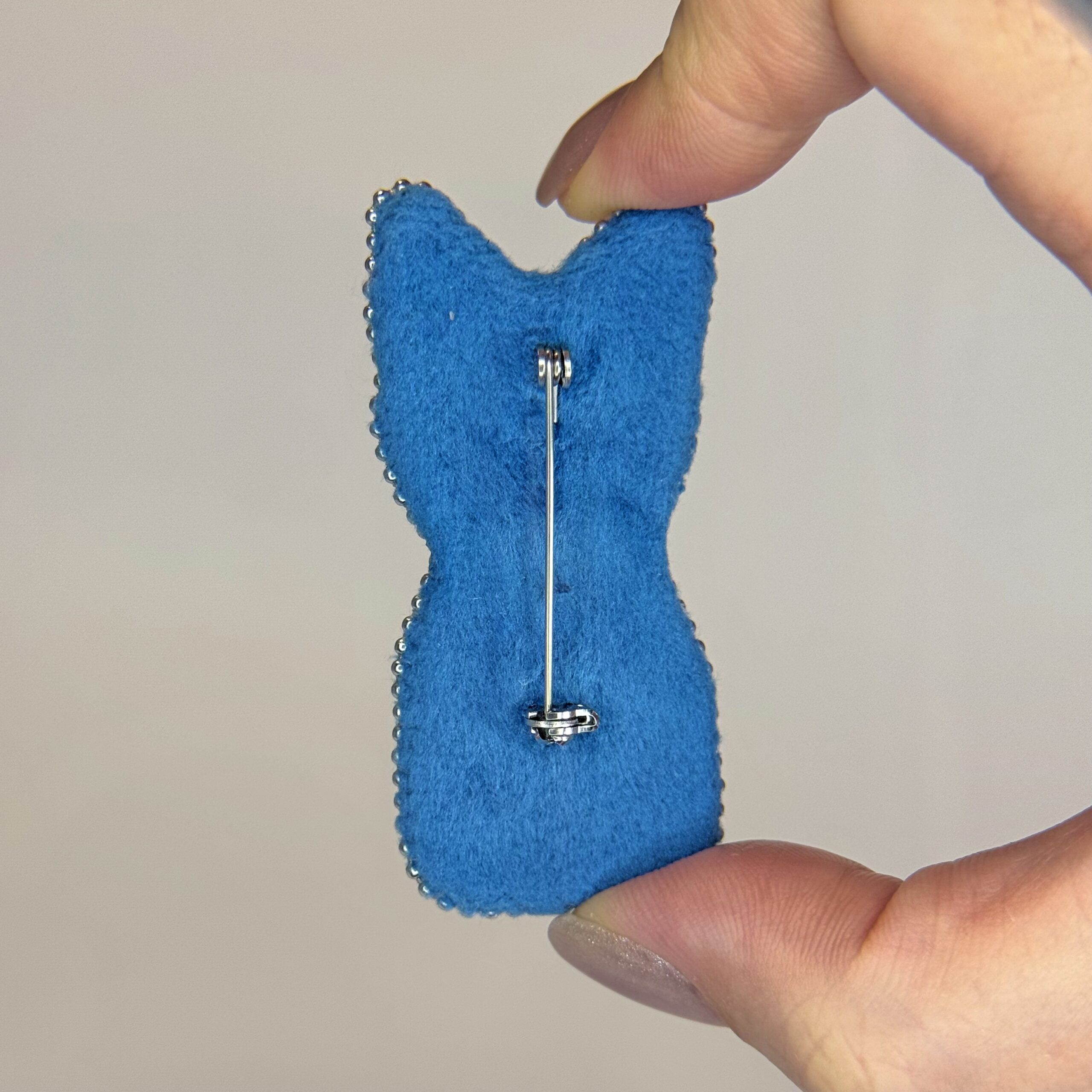 Brooch cat, Handmade Blue Cat Brooch, Beaded Cat Brooch, Hand Embroidered Animal Jewelry, Gift for Cat Lovers, Embroidered Brooch cat, Whimsical Cat Brooch, Sparkling Blue Brooch — view 8