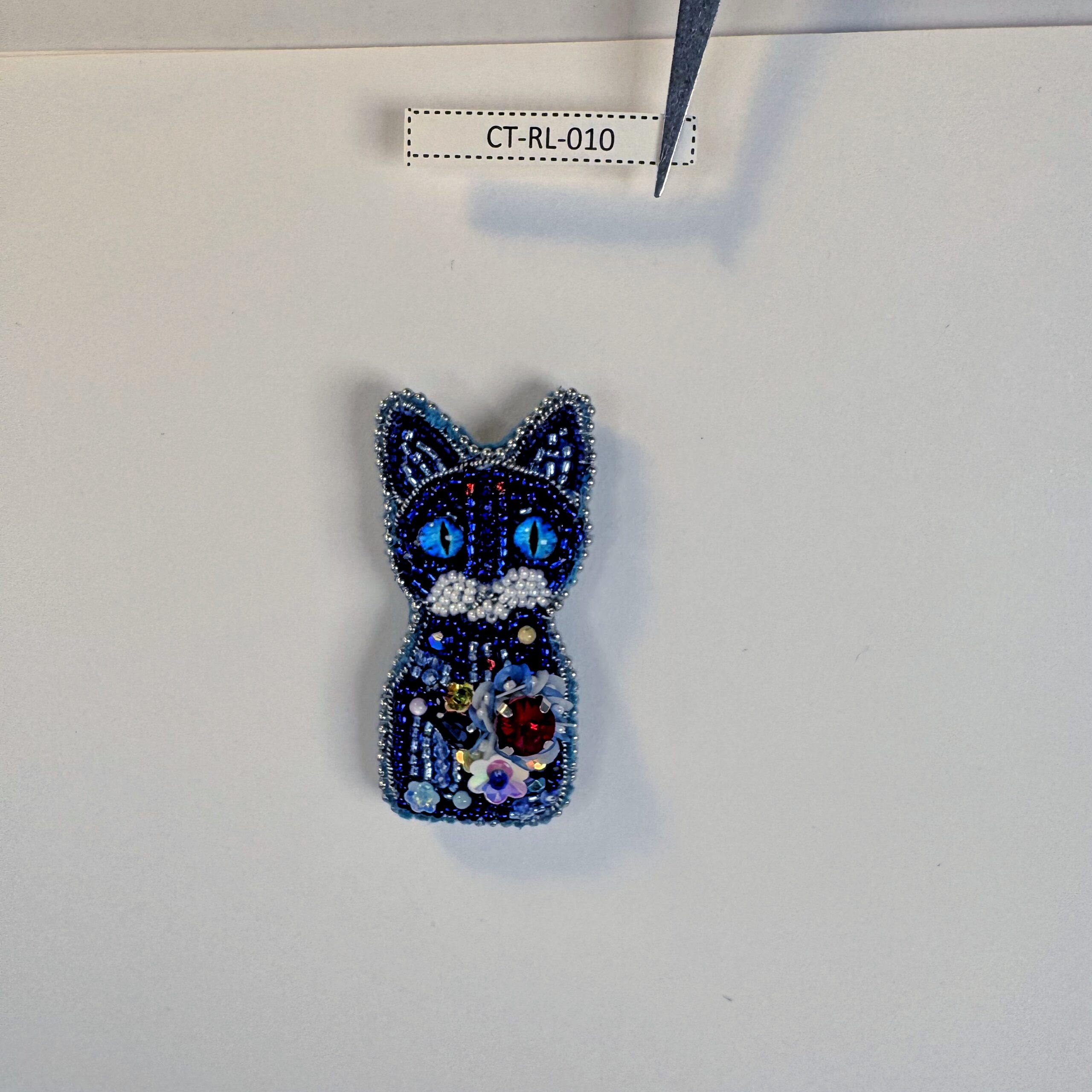 Brooch cat, Handmade Blue Cat Brooch, Beaded Cat Brooch, Hand Embroidered Animal Jewelry, Gift for Cat Lovers, Embroidered Brooch cat, Whimsical Cat Brooch, Sparkling Blue Brooch — view 9