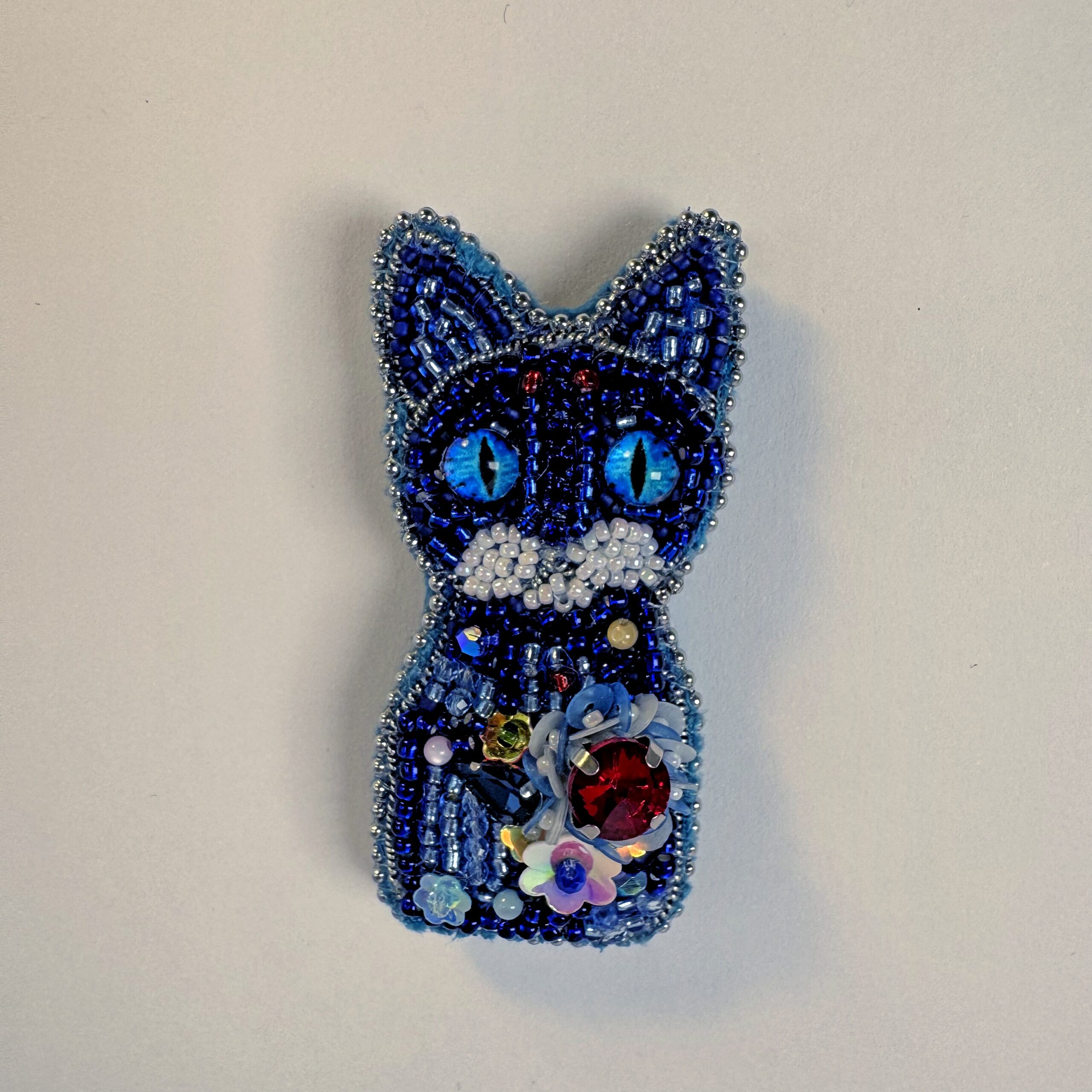 Brooch cat, Handmade Blue Cat Brooch, Beaded Cat Brooch, Hand Embroidered Animal Jewelry, Gift for Cat Lovers, Embroidered Brooch cat, Whimsical Cat Brooch, Sparkling Blue Brooch — view 10